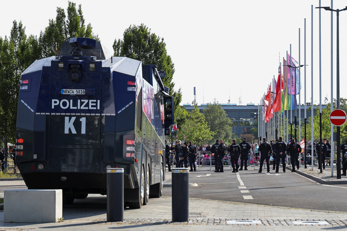 Police personnel stand guard as activists protest against a two-day party convention of Germany's far-right Alternative for Germany (AfD) party, in Erfurt, Germany, July 4, 2026. REUTERS/Karina Hessland