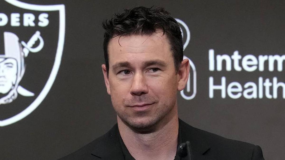  Apr 24, 2026; Henderson, NV, USA; Las Vegas Raiders coach Klint Kubiak at press conference at Intermountain Health Performance Center. Mandatory Credit: Kirby Lee-Imagn Images | Kirby Lee-Imagn Images 