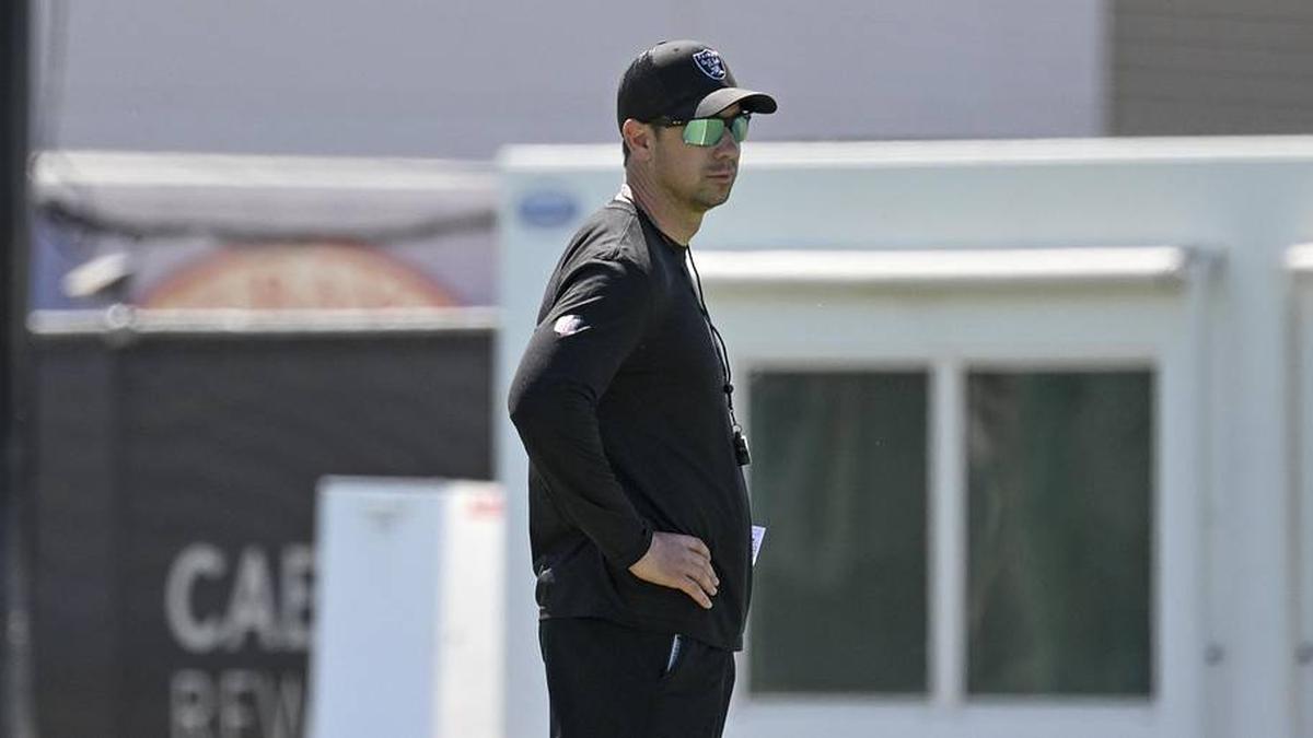  May 20, 2026; Henderson, NV, USA; Las Vegas Raiders head coach Klint Kubiak looks on during organized team activities at Intermountain Health Performance Center. Mandatory Credit: Candice Ward-Imagn Images | Candice Ward-Imagn Images 