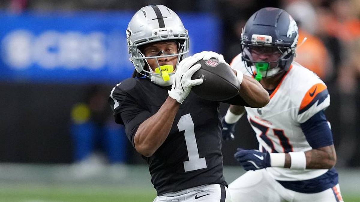  Dec 7, 2025; Paradise, Nevada, USA; Las Vegas Raiders wide receiver Tre Tucker (1) catches the ball against Denver Broncos cornerback Kris Abrams-Draine (31) in the first half at Allegiant Stadium. Mandatory Credit: Kirby Lee-Imagn Images | Kirby Lee-Imagn Images 