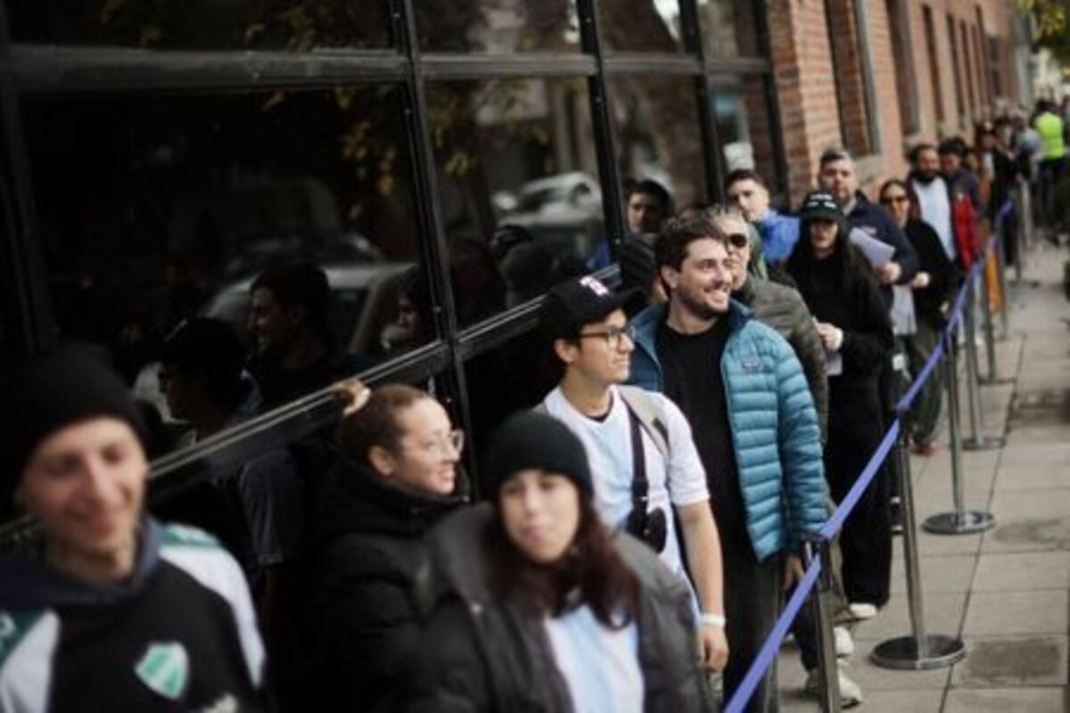 FILE PHOTO: People line up to show their U.S. visa denial to receive free television sets during a promotion by television manufacturer Noblex for people unable to travel to the World Cup due to visa rejections, in Buenos Aires, Argentina, June 10, 2026. REUTERS/ Tomas Cuesta/File Photo