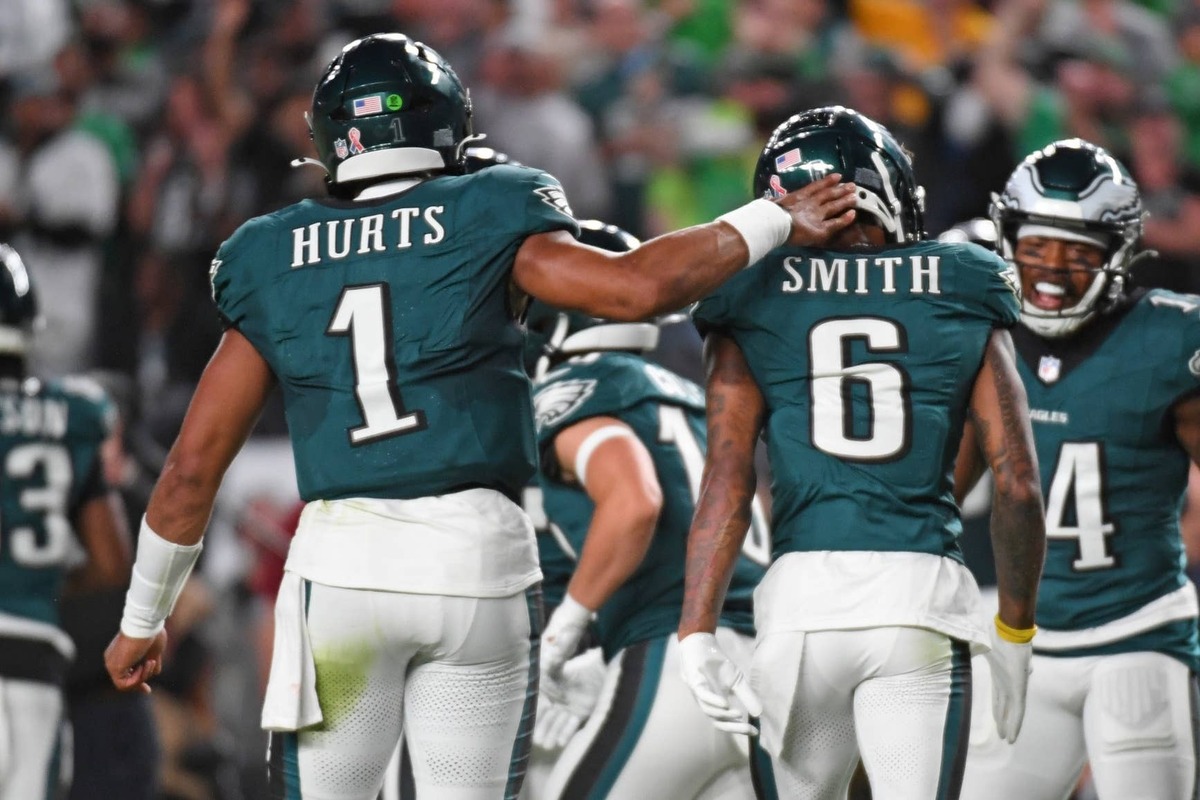  Eagles quarterback Jalen Hurts (1), wide receiver DeVonta Smith (6) © Eric Hartline-Imagn Images 