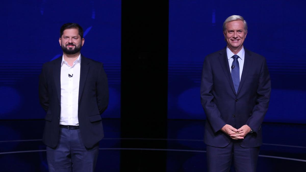 Los candidatos a la presidencia de Chile, Gabriel Boric de la coalición Apruebo Dignidad, a la izquierda, y José Antonio Kast del Partido Republicano, posan antes del debate presidencial, el lunes 13 de diciembre de 2021, en Santiago. (AP Foto/Elvis Gonzalez, POOL)