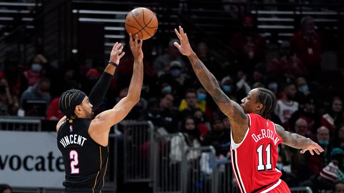 Gabe Vincent, del Heat (izq.), dispara sobre el delantero de los Bulls DeMar DeRozan, el sábado 27 de noviembre de 2021 en Chicago.