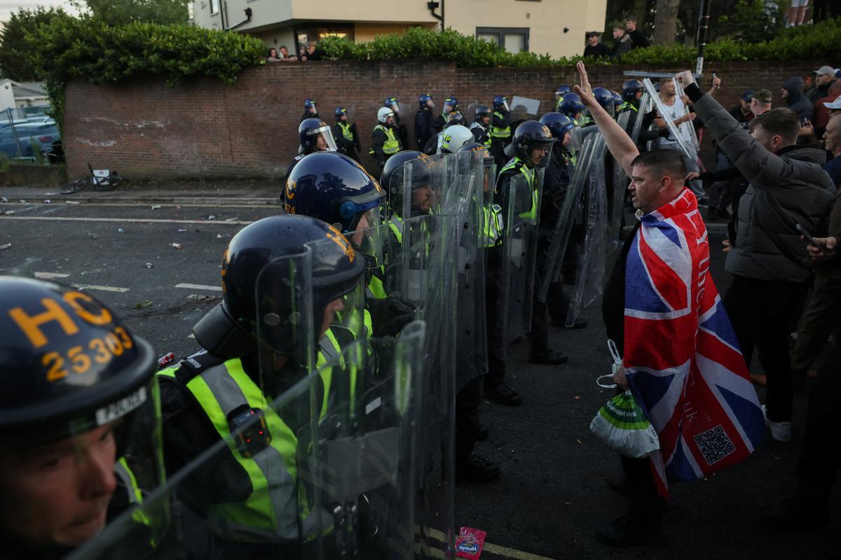 Protesters stand facing police officers during a demonstration following the conviction of Vikrum Digwa for the murder of student Henry Nowak, in Southampton, Britain, June 2, 2026. REUTERS/Isabel Infantes