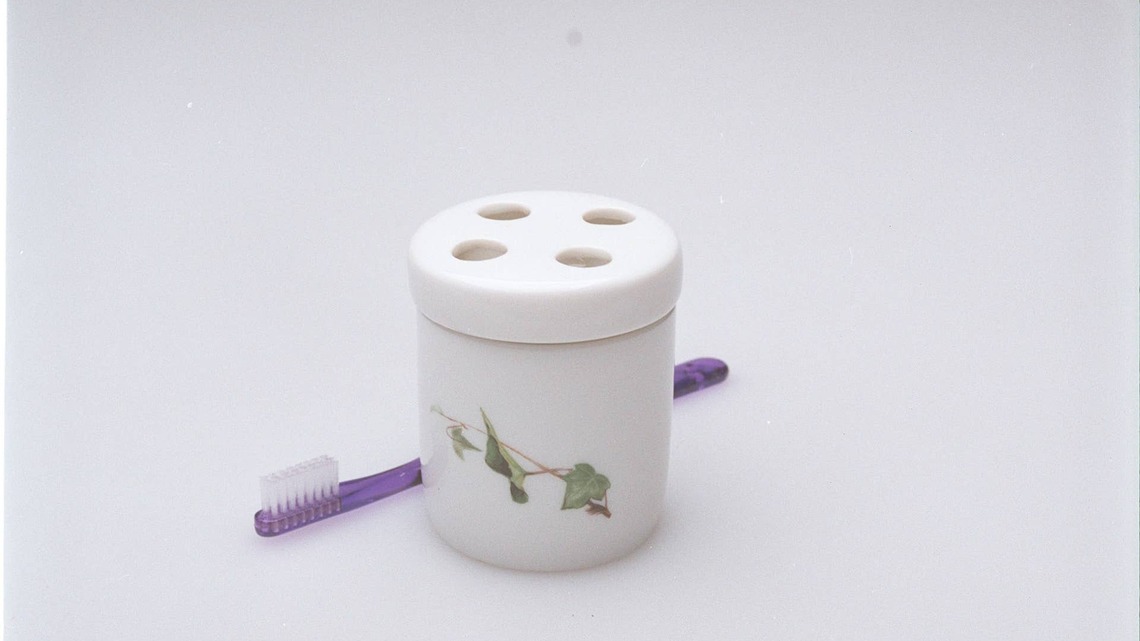 This Thrift Store Flip Turns a Toothbrush Holder Into a Pretty Vase