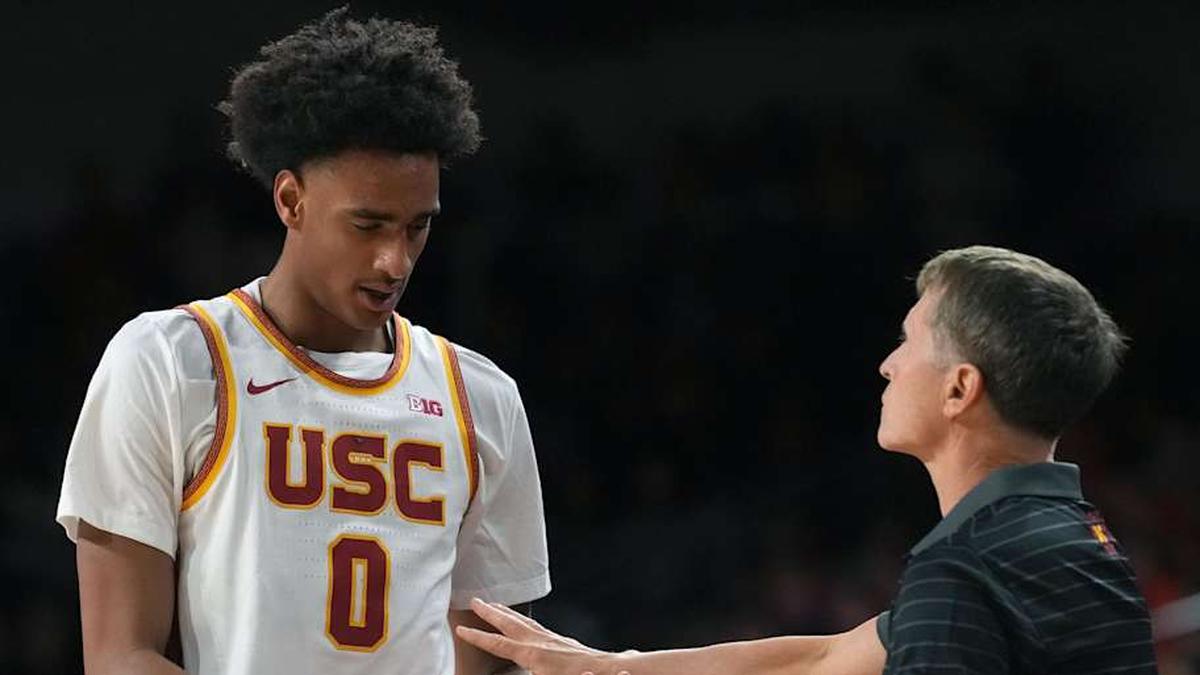  Feb 18, 2026; Los Angeles, California, USA; Southern California Trojans head coach Eric Musselman and guard Alijah Arenas (0) react against the Illinois Fighting Illini in the first half at Galen Center. Mandatory Credit: Kirby Lee-Imagn Images | Kirby Lee-Imagn Images 