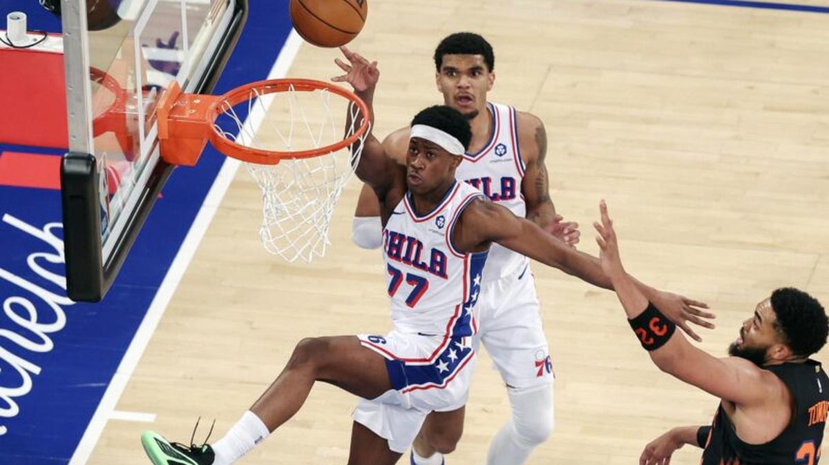 El escolta de los Philadelphia 76ers VJ Edgecombe (I), en acción durante el segundo partido de las semifinales de la Conferencia Este de la NBA ante los New York Knicks en el Madison Square Garden. EFE/EPA/SARAH YENESEL