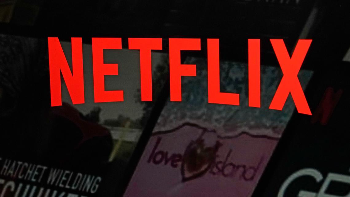 El logotipo de Netflix se muestra en esta foto del sitio web de la compañía el 2 de febrero de 2023 en Nueva York. Netflix tiene un plan para lidiar con el uso compartido desenfrenado de cuentas: un programa que permite a los suscriptores pagar más para compartir su cuenta con personas fuera de su hogar.