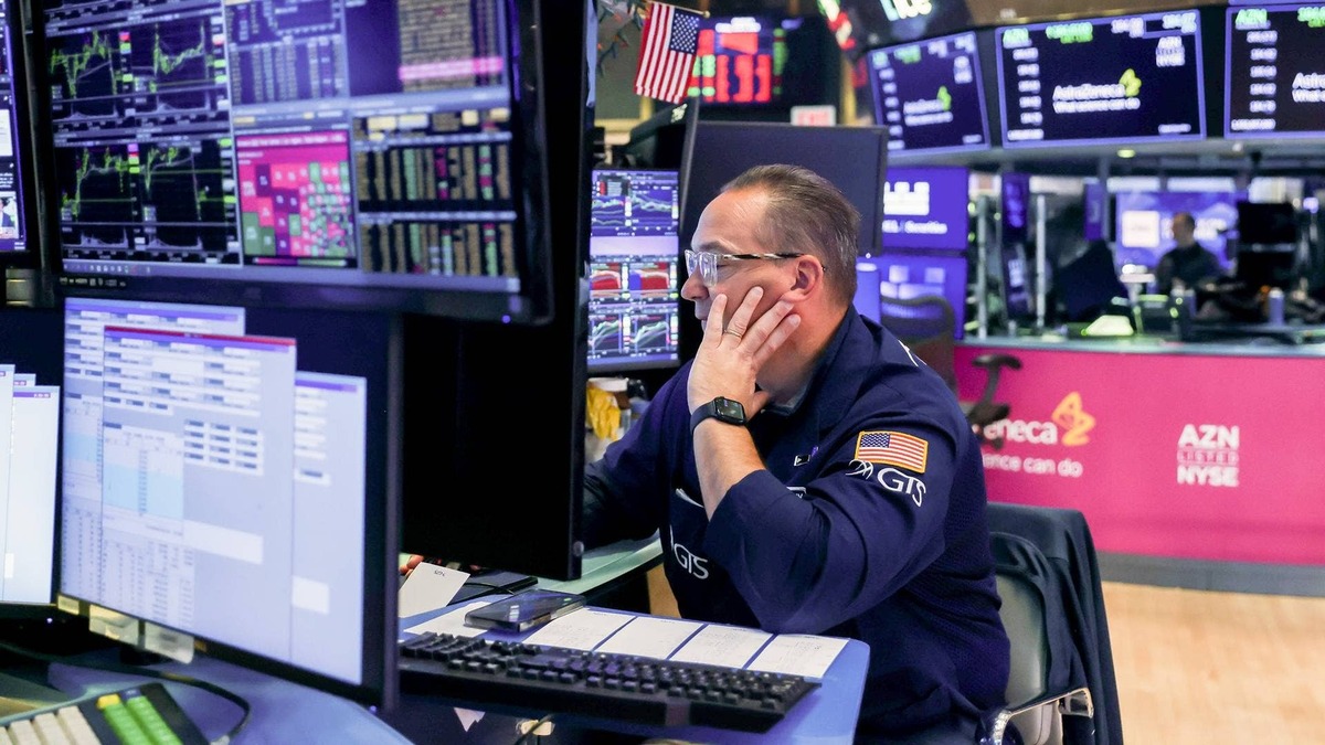  S&P 500 maintains strict listing standards, delaying SpaceX's potential inclusion, despite rule changes by rival index providers. 