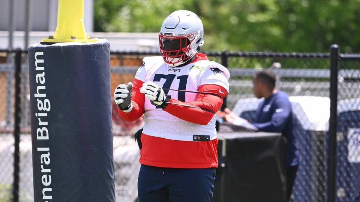  Jun 2, 2026; Foxborough, MA, USA; New England Patriots guard Mike Onwenu (71) warms up during the team's OTA at Gillette Stadium. Mandatory Credit: Eric Canha-Imagn Images | Eric Canha-Imagn Images 