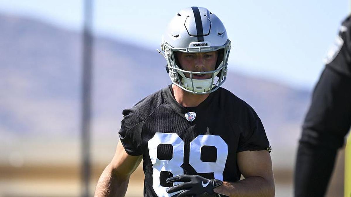 May 20, 2026; Henderson, NV, USA; Las Vegas Raiders tight end Brock Bowers (89) warms up during organized team activities at Intermountain Health Performance Center. Mandatory Credit: Candice Ward-Imagn Images | Candice Ward-Imagn Images 