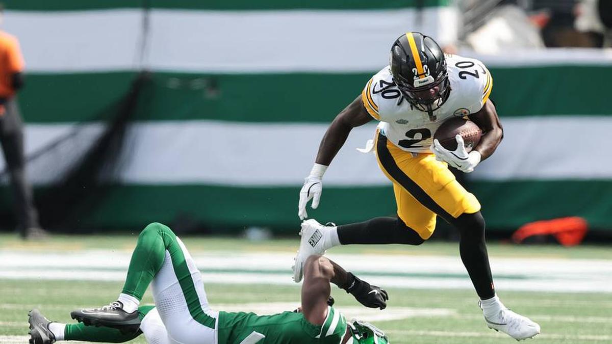  Sep 7, 2025; East Rutherford, New Jersey, USA; Pittsburgh Steelers running back Kaleb Johnson (20) breaks a tackle by New York Jets cornerback Brandon Stephens (21) during the third quarter at MetLife Stadium. Mandatory Credit: Vincent Carchietta-Imagn Images | Vincent Carchietta-Imagn Images 