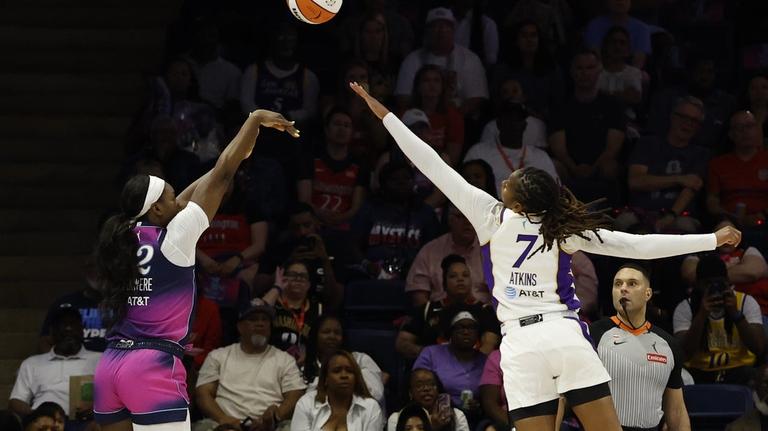 Nneka Ogwumike's clutch trey carries Sparks past Mystics 