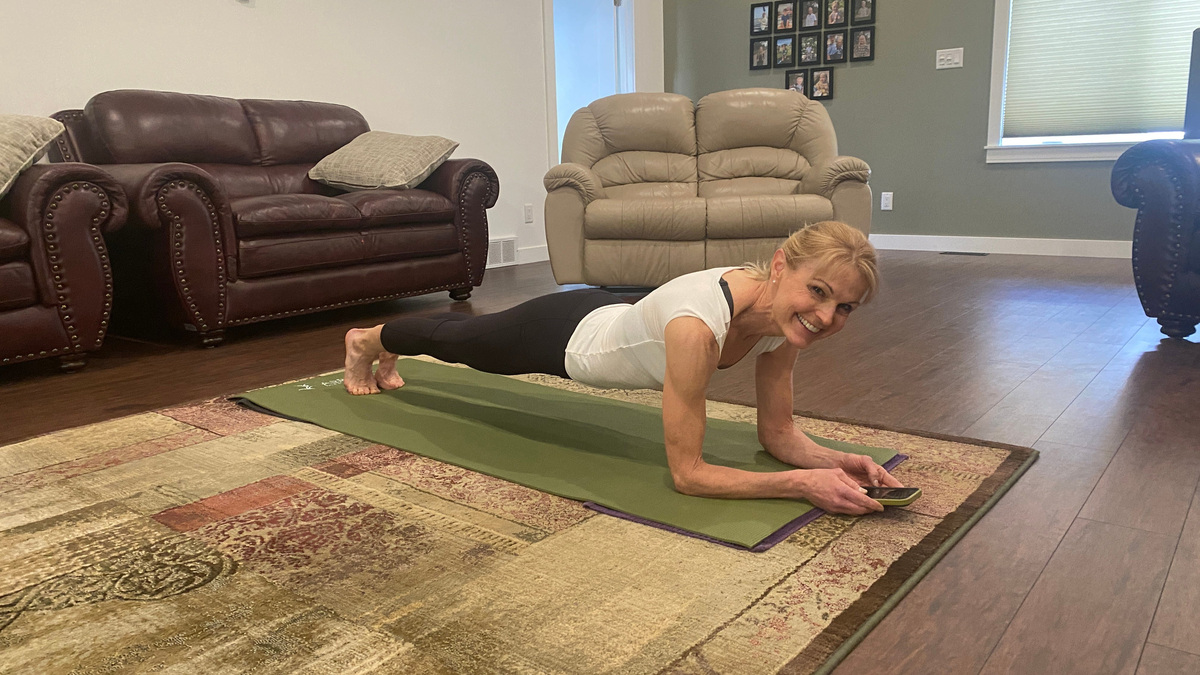 61-year-old holds plank for 5 hours, breaking her own record ...
