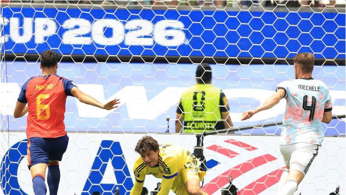  Lammens tried to dive at the feet of Merino but to no avail. | MB Media/Getty Images 