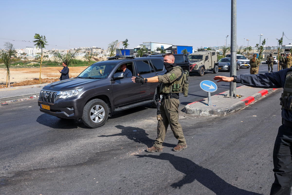 Palestinian gunmen kill two Israeli soldiers; Israel threatens new West ...
