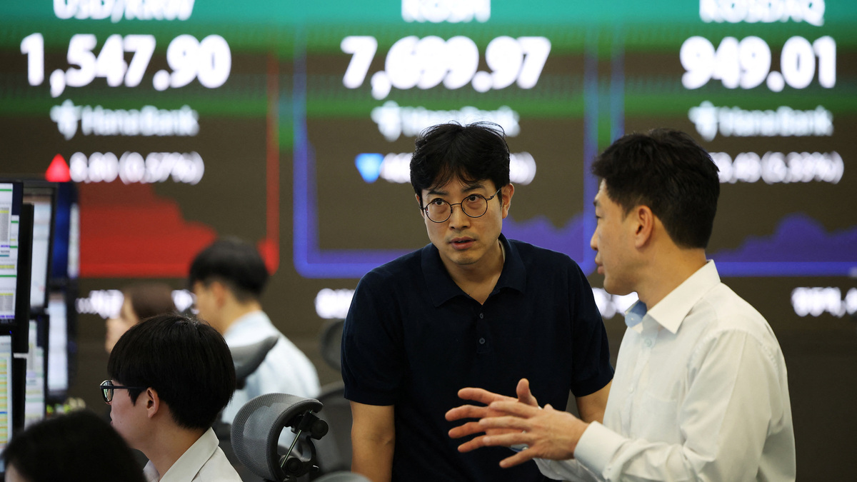 Currency dealers talk in front of an electronic board displaying the exchange rate between the U.S. dollar and South Korean won, the Korea Composite Stock Price Index (KOSPI) and South Korean won and the Korea Securities Dealers Automated Quotations (KOSDAQ) at the dealing room of a bank in Seoul, South Korea, June 8, 2026.   REUTERS/Kim Hong-Ji