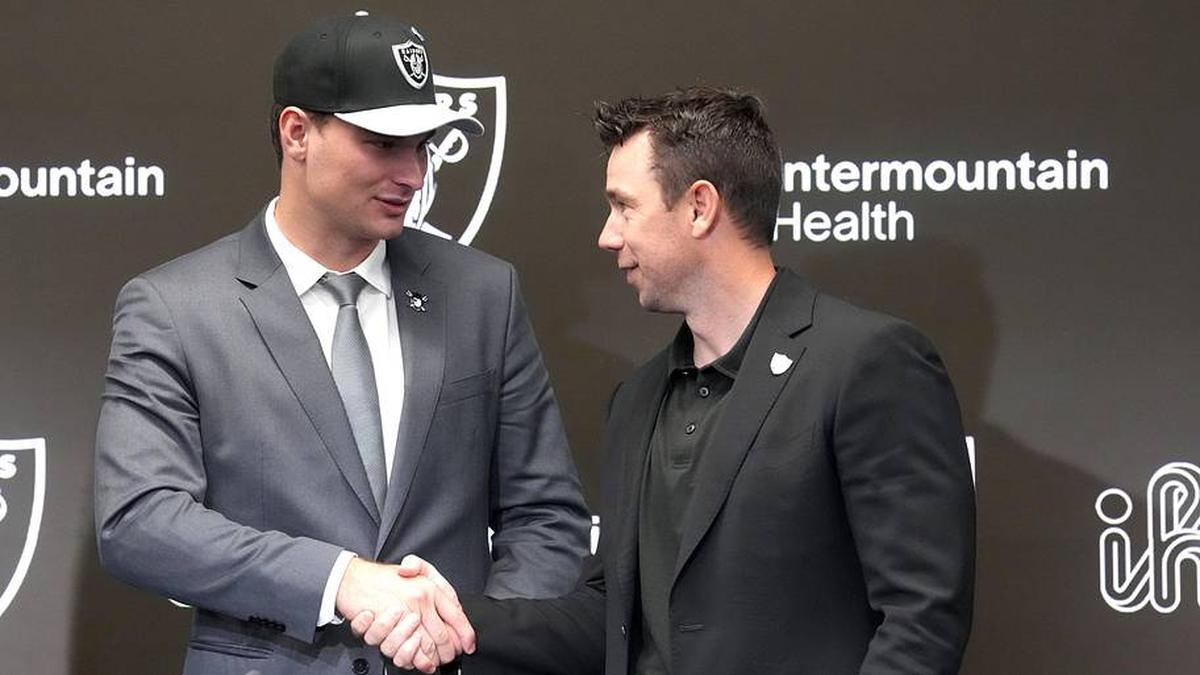  Apr 24, 2026; Henderson, NV, USA; Las Vegas Raiders quarterback Fernando Mendoza (left) shakes hands with head coach Klint Kubiak at introductory press conference at Intermountain Health Performance Center after being selected as the No. 1 pick in the 2026 NFL Draft. Mandatory Credit: Kirby Lee-Imagn Images | Kirby Lee-Imagn Images 