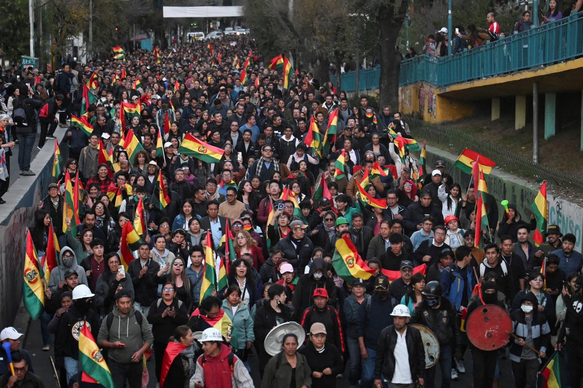 Demonstrators take part in a march, which organizers have dubbed a "defense of democracy," to rally against road blockades and what they call pressure measures used by protesters calling for the resignation of Bolivia’s President Rodrigo Paz, amid the country’s economic and fuel crisis, in La Paz, Bolivia, May 20, 2026. REUTERS/Claudia Morales