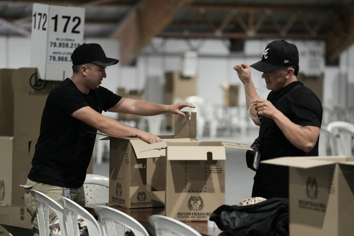 Election workers assemble ballot boxes as Colombians prepare to vote in a runoff between right-wing presidential candidate Abelardo de la Espriella and leftist candidate Ivan Cepeda, in Bogota, Colombia, June 19, 2026. REUTERS/Nathalia Angarita