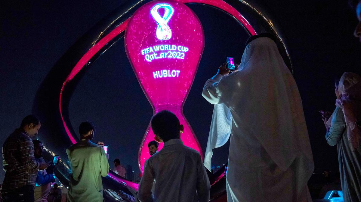 Varias personas toman fotos con el reloj de cuenta regresiva oficial de la Copa Mundial de la FIFA en la cornisa de Doha, en Qatar, el viernes 14 de octubre de 2022. Una reciente ola de ira local ante escenas de artistas y modelos extranjeros que se divierten en Qatar subrayó las tensiones que desgarran el emirato musulmán conservador. (Foto AP/Nariman El-Mofty, archivo)