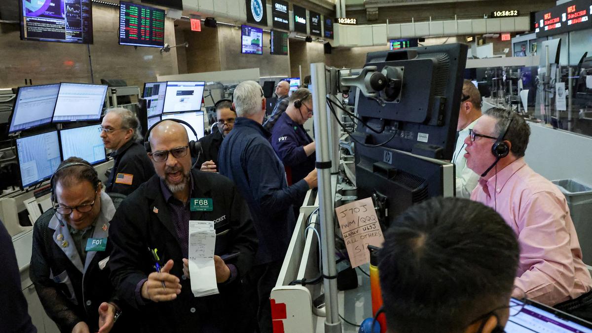 FILE PHOTO: Futures-options traders work on the floor at the New York Stock Exchange's NYSE American (AMEX) in New York City, U.S., April 17, 2026.  REUTERS/Brendan McDermid/File Photo