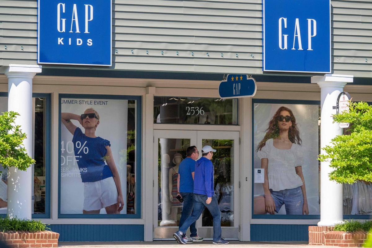  Gap closes its final remaining store in Oakland, California. 
