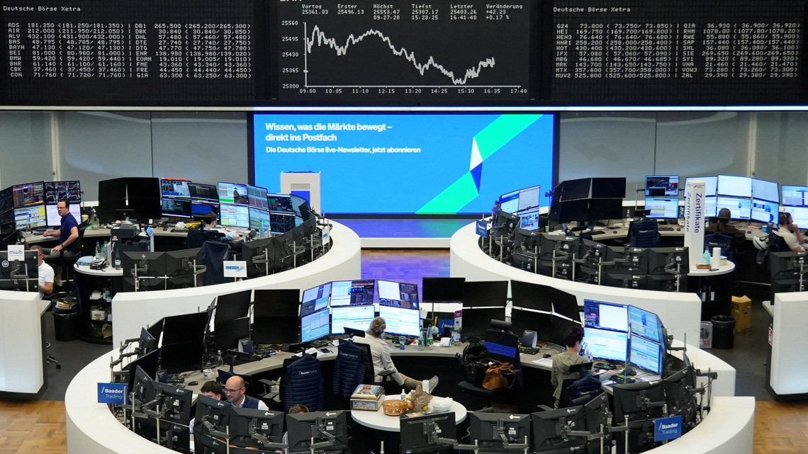 European shares slip as tech weakness offsets Kering boost 
