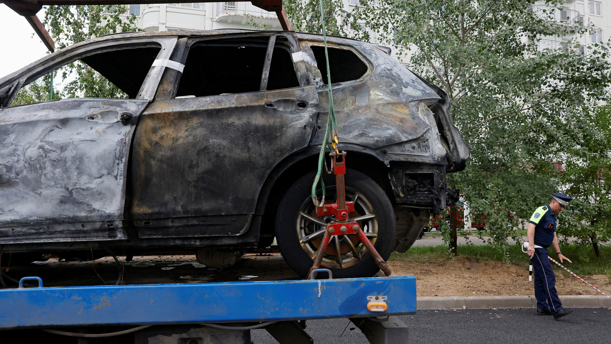 A wrecked car is being removed from the scene of a car explosion, which killed the driver, in the city of Balashikha in the Moscow region, Russia, June 9, 2026. REUTERS/Yulia Morozova
