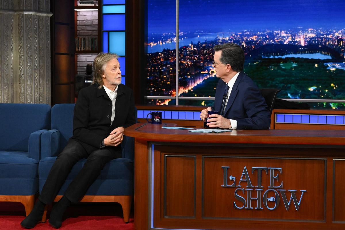  Paul McCartney and Stephen Colbert.(Photo by Scott Kowalchyk/CBS via Getty Images) 