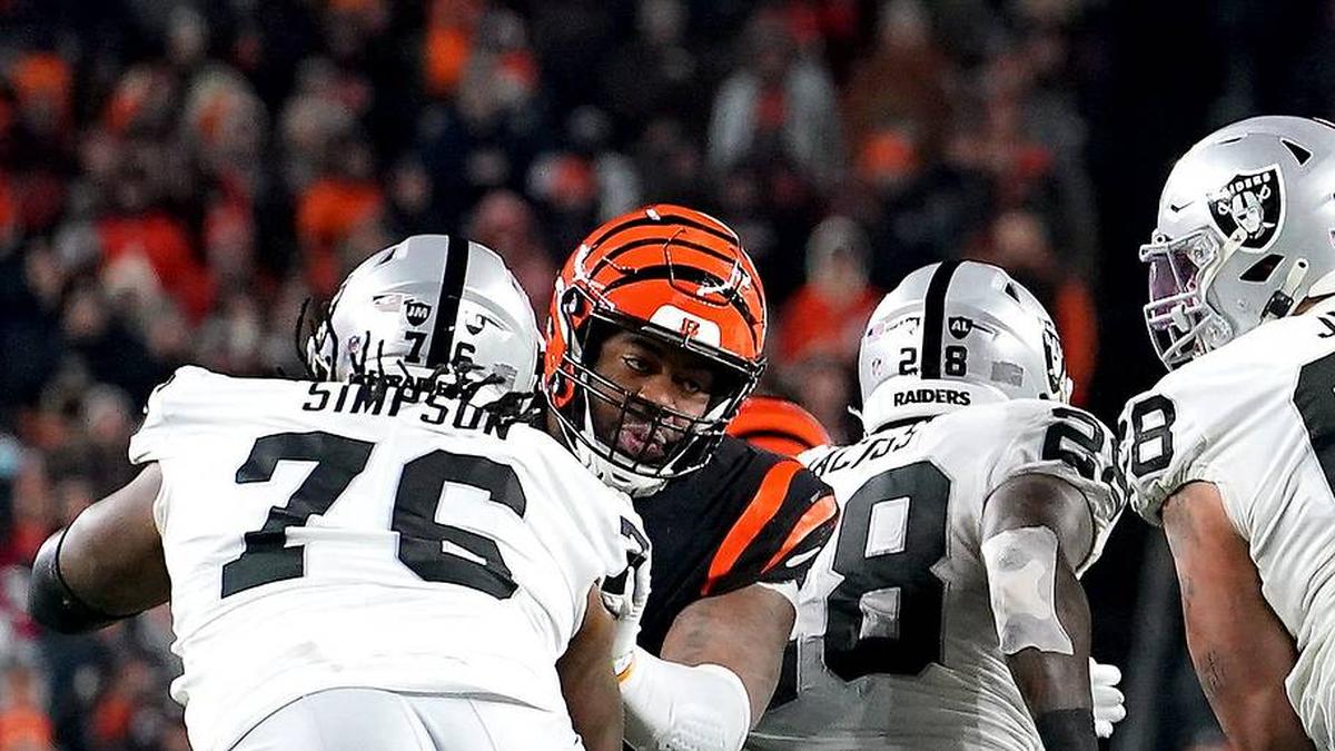  Las Vegas Raiders quarterback Derek Carr (4) throws from the pocket in the third quarter during an NFL AFC wild-card playoff game against the Cincinnati Bengals, Saturday, Jan. 15, 2022, at Paul Brown Stadium in Cincinnati. The Cincinnati Bengals defeated the Las Vegas Raiders, 26-19 to win the franchise's first playoff game in 30 years. Las Vegas Raiders At Cincinnati Bengals Jan 15 Afc Wild Card Game | Kareem Elgazzar/The Enquirer / USA TODAY NETWORK 