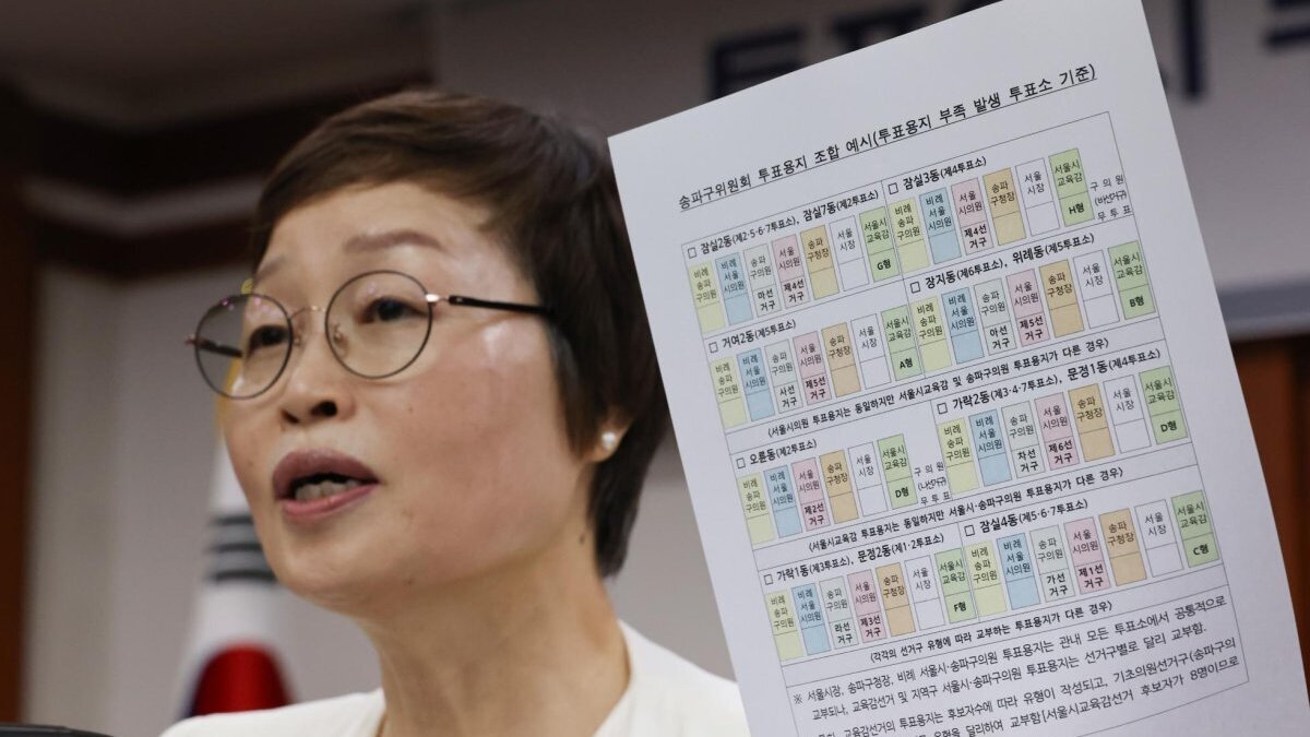 Cho Hyun-wook, chairperson of a fact-finding committee of the National Election Commission, speaks during a briefing at NEC headquarters in Gwacheon on Friday. Photo by Yonahp
