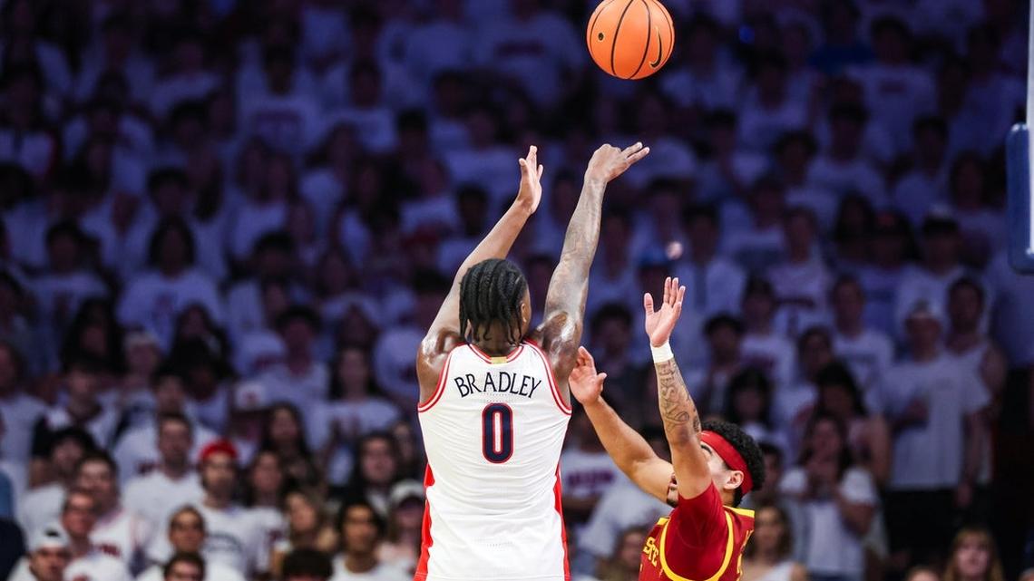 Seniors steer No. 2 Arizona to comfortable win over No. 6 Iowa State 