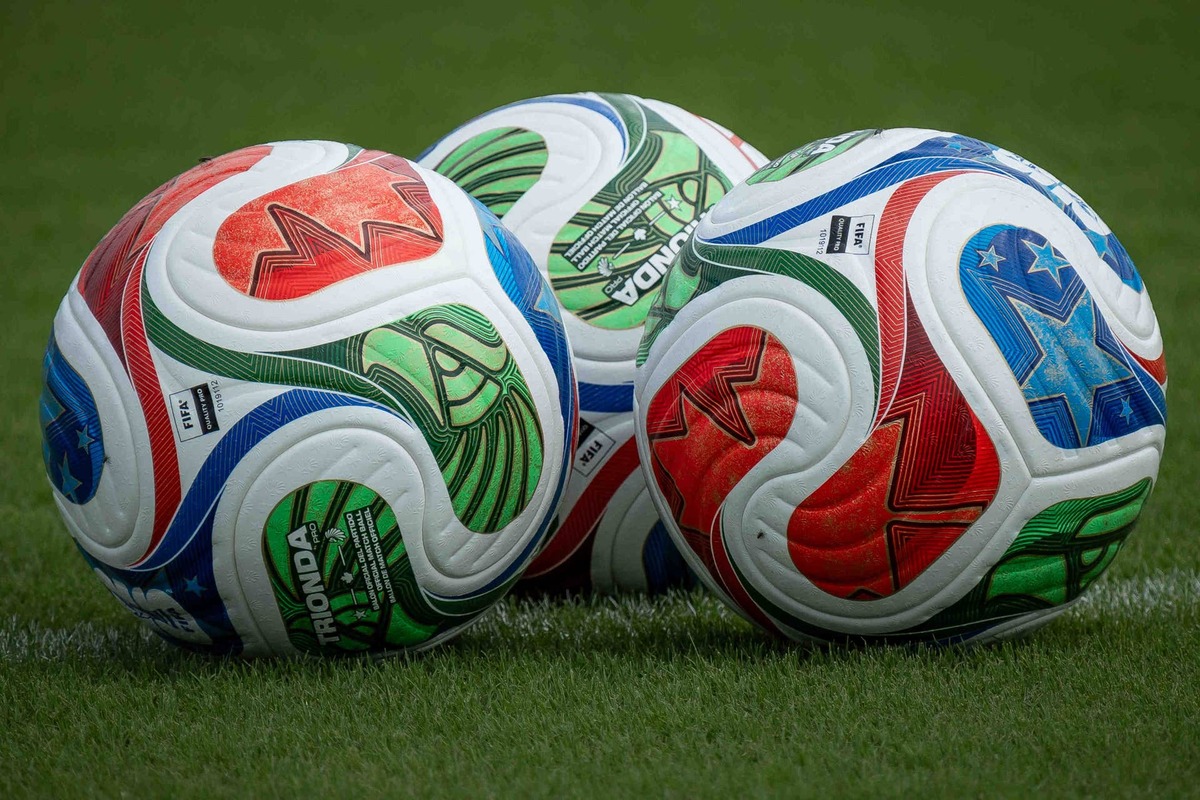  FIFA footballs on the field as the England national football team works out at The Gardens North County District Park in Palm Beach Gardens. © THOMAS CORDY/PALM BEACH POST / USA TODAY NETWORK via Imagn Images