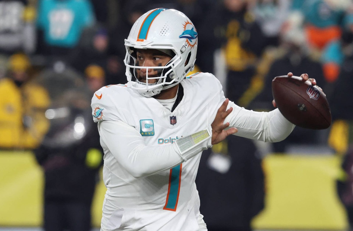  Dec 15, 2025; Pittsburgh, Pennsylvania, USA; Miami Dolphins quarterback Tua Tagovailoa (1) throws in the first quarter against the Pittsburgh Steelers at Acrisure Stadium. Mandatory Credit: Charles LeClaire-Imagn Images