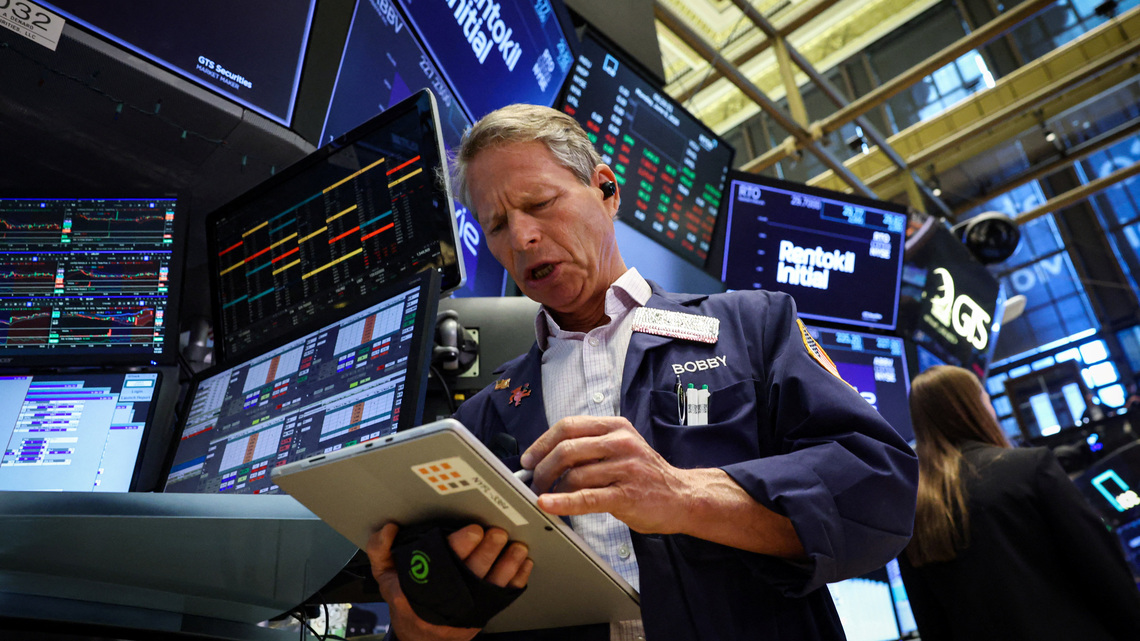 Wall St set to gain on tech rebound, Middle East in focus 