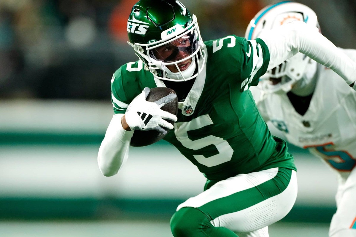  New York Jets wide receiver Garrett Wilson (5) runs with the ball past Miami Dolphins cornerback Jalen Ramsey (5), Sunday January 5, 2025, in East Rutherford. © Kevin R. Wexler-NorthJersey.com / USA TODAY NETWORK via Imagn Images
