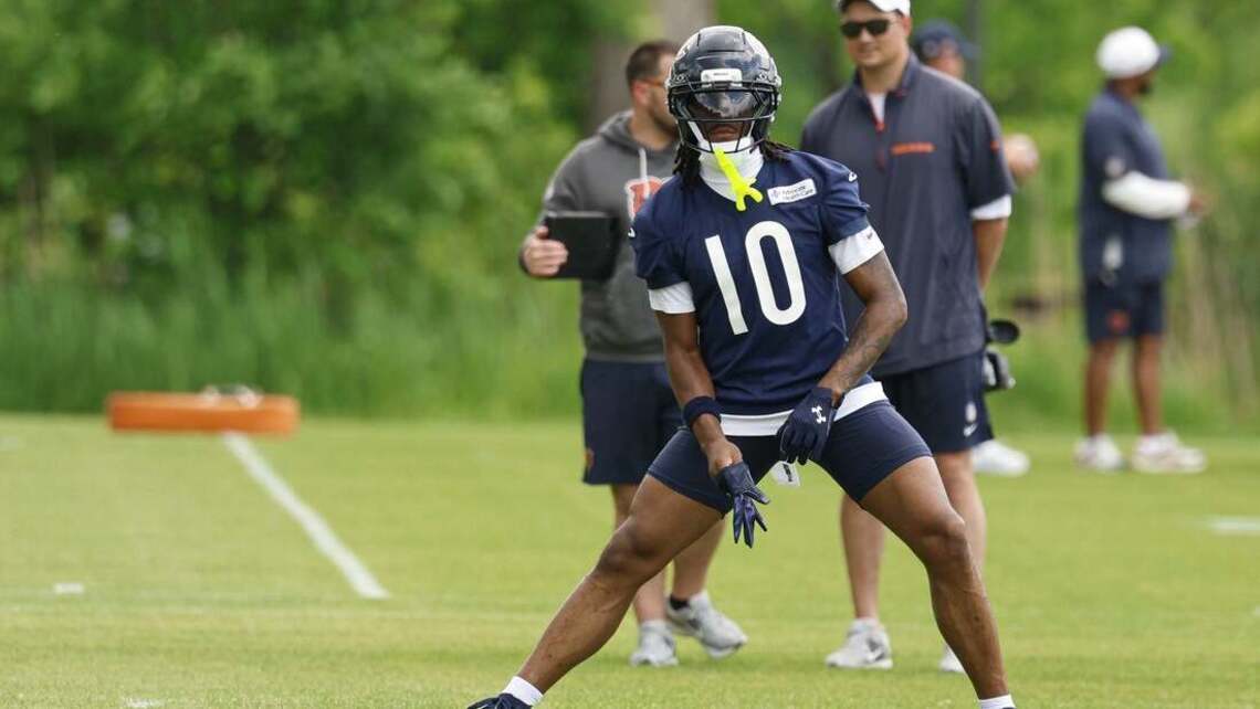 Bears WR Luther Burden limps off field with leg injury