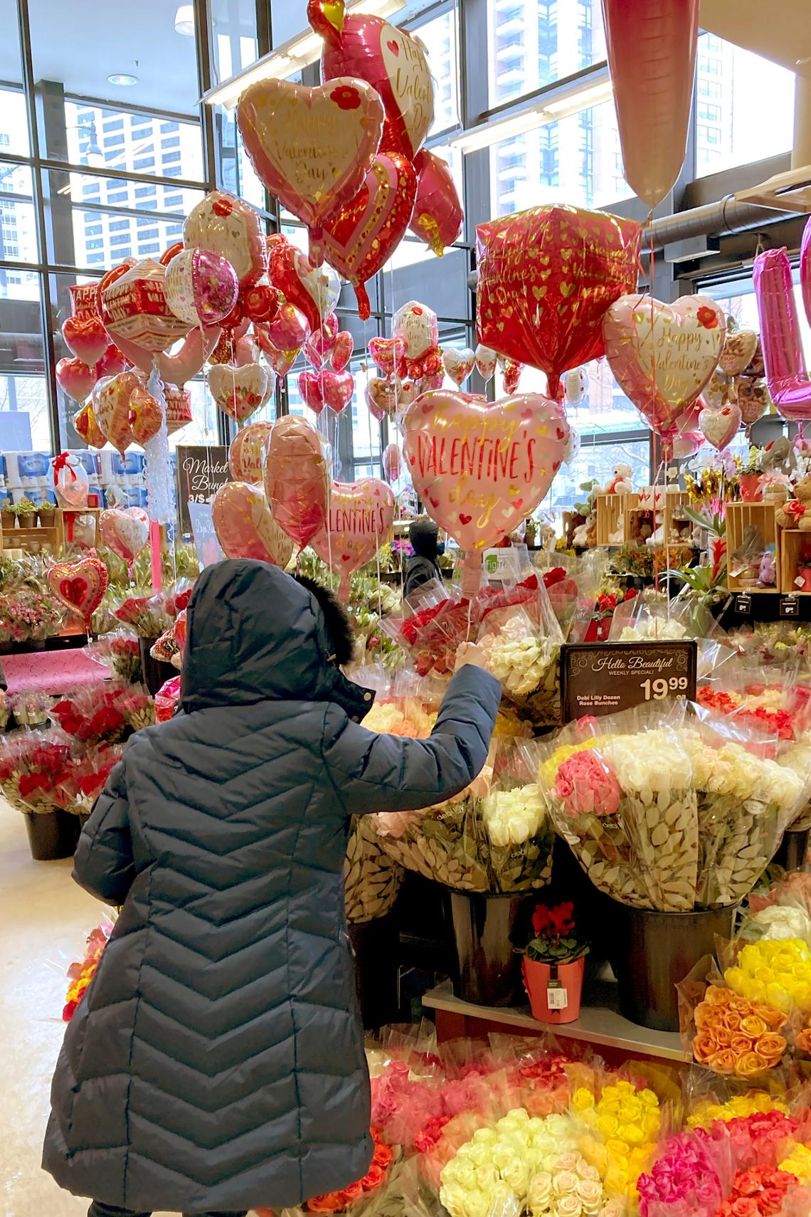 Un comprador en una tienda de Chicago revisa los regalos del Día de San Valentín el sábado 13 de febrero de 2021.