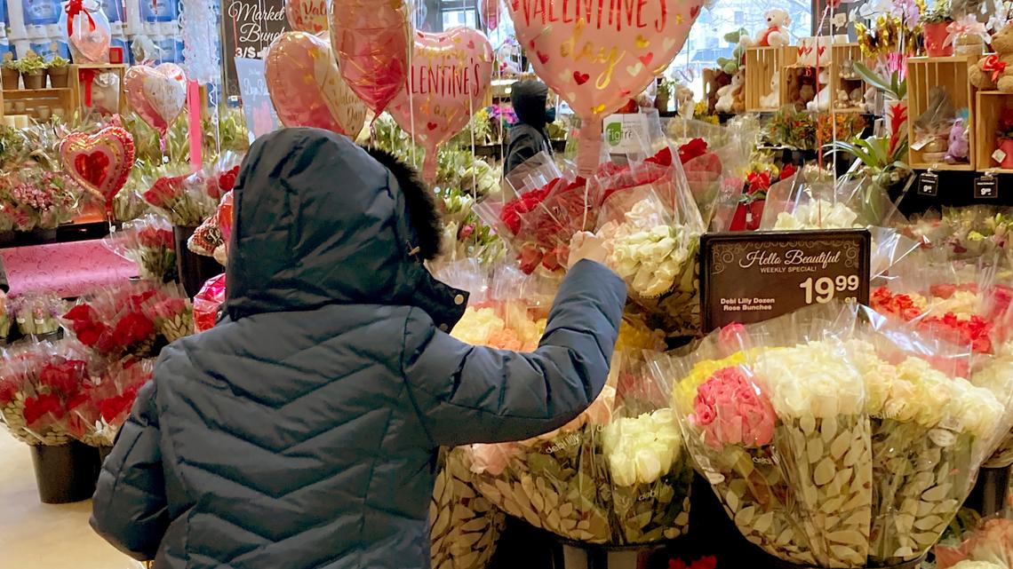 Un comprador en una tienda de Chicago revisa los regalos del Día de San Valentín el sábado 13 de febrero de 2021.