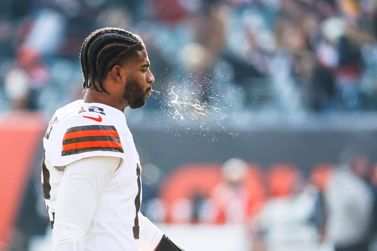  Cleveland Browns quarterback Shedeur Sanders takes a break from warmups against the Cincinnati Bengals at Paycor Stadium. Joseph Maiorana-Imagn Images