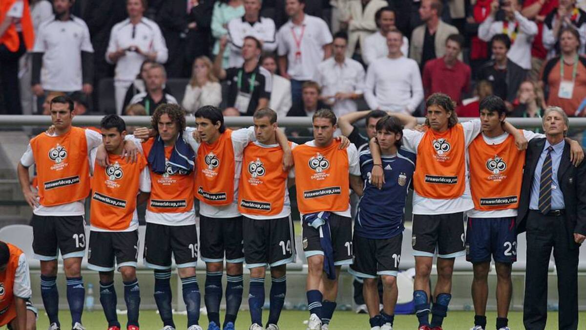  Lionel Scaloni (far left) and Lionel Messi (the only one in blue) were teammates for Argentina. | Milan Rinck/Soccrates/Getty Images 