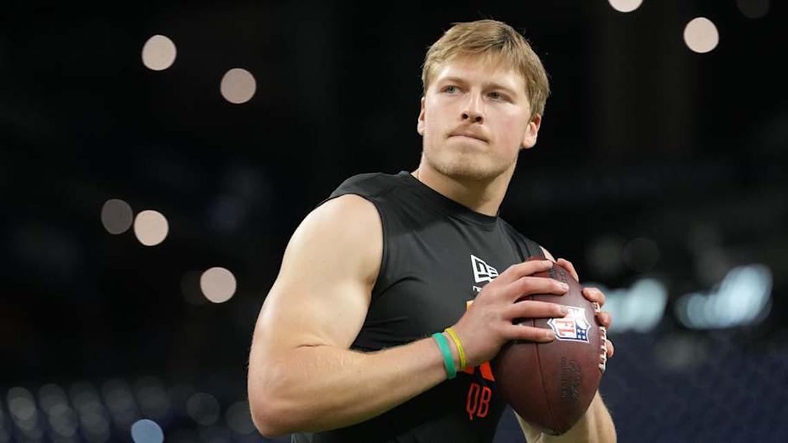  Feb 28, 2026; Indianapolis, IN, USA; North Dakota State quarterback Cole Payton (QB15) during the NFL Scouting Combine at Lucas Oil Stadium. | Kirby Lee-Imagn Images 
