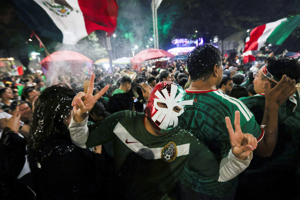 Los aficionados mexicanos celebran cerca del Ángel de la Independencia tras la victoria de México en el partido de la Copa Mundial de la FIFA 2026 contra Corea del Sur, en Ciudad de México, México, el 18 de junio de 2026. REUTERS/Quetzalli Nicte-Ha  REENVÍO - REPETICIÓN POR MOTIVOS DE CALIDAD
