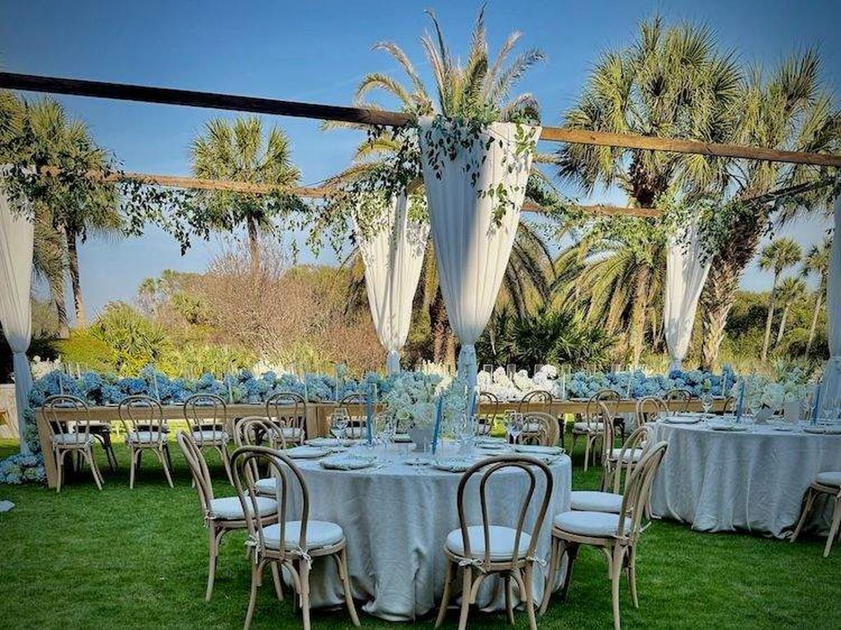  Wedding dinner tables are beautifully set with flowers, glassware and elegant décor. Photo credit: Sharon Kurtz 