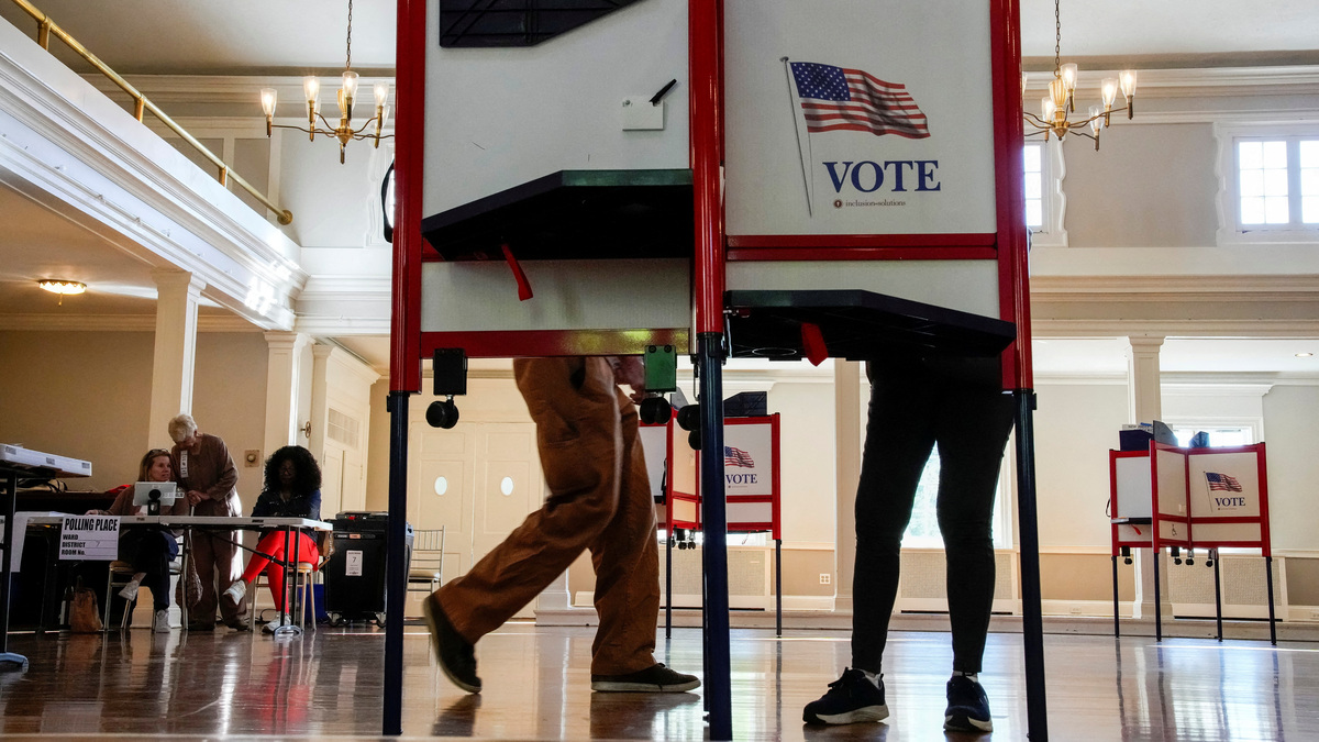 FILE PHOTO: People vote during the New Jersey primary elections for U.S. Congress, in Glen Ridge, New Jersey, U.S., June 2, 2026. REUTERS/Eduardo Munoz/File Photo