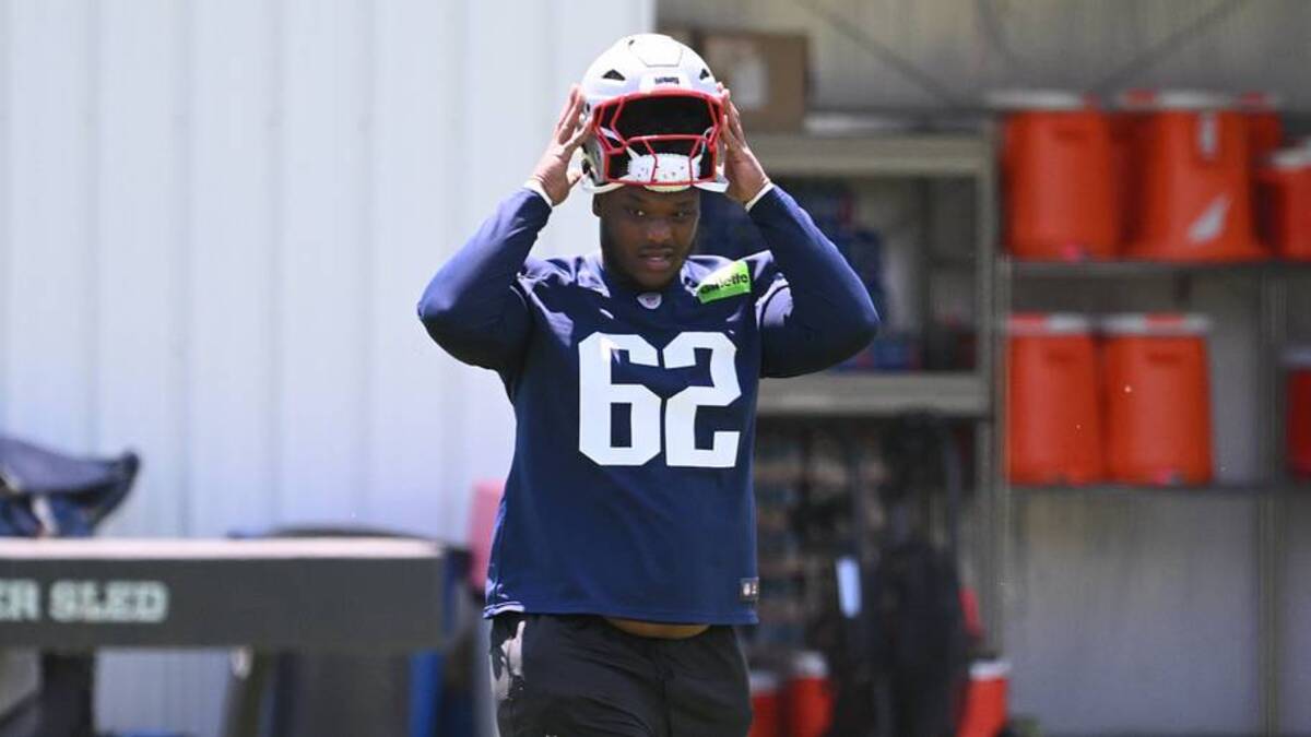  Jun 2, 2026; Foxborough, MA, USA; New England Patriots defensive tackle Travis Shaw (62) gets ready for the team's OTA at Gillette Stadium. Mandatory Credit: Eric Canha-Imagn Images | IMAGN IMAGES via Reuters Connect 