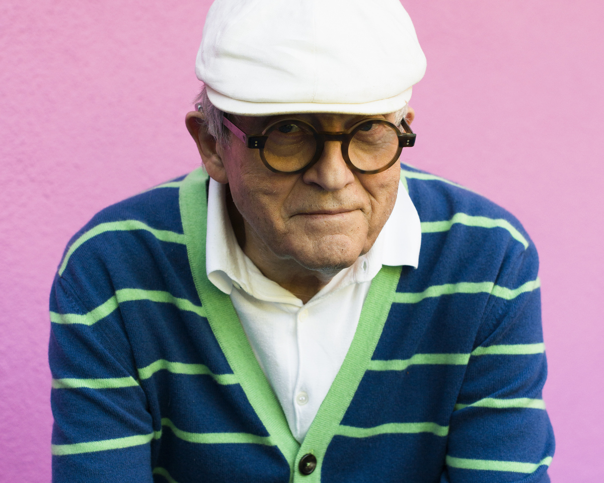 FILE -- The celebrated British artist David Hockney, at home in Los Angeles, Aug. 22, 2017. Hockney, whose colorful figurative paintings were both conservative and iconoclastic, defying the dominant abstract schools of the mid-20th century, died at home in London on June 11, 2026. He was 88. (Nathanael Turner/The New York Times)