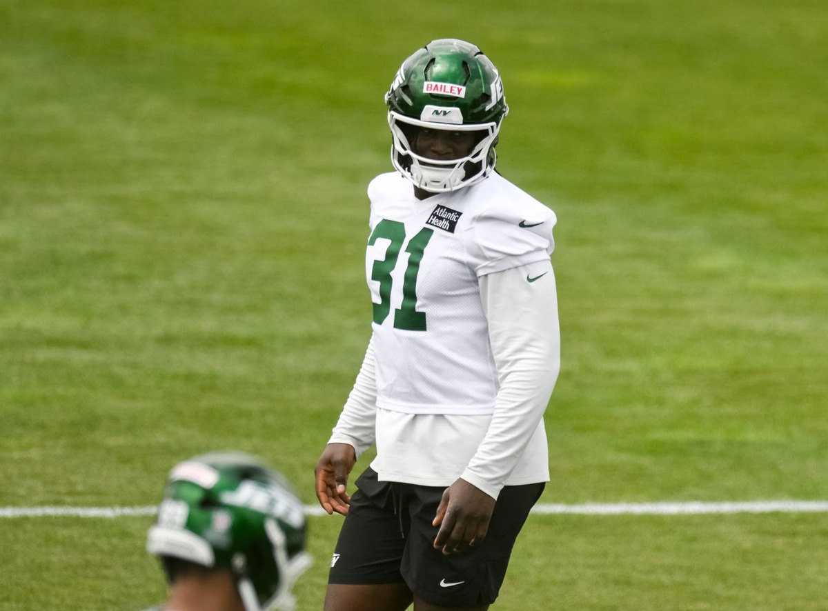  New York Jets rookie edge David Bailey warms up during minicamp at Atlantic Health Jets Training Center. (Credit: John Jones-Imagn Images)